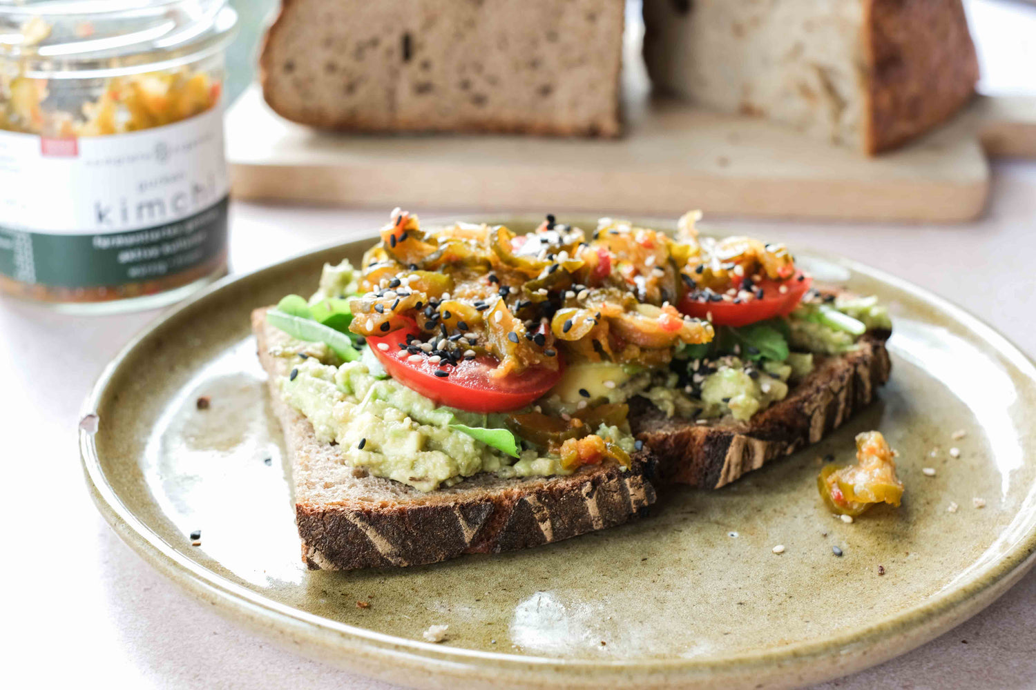 Avocadostulle mit Kimchi