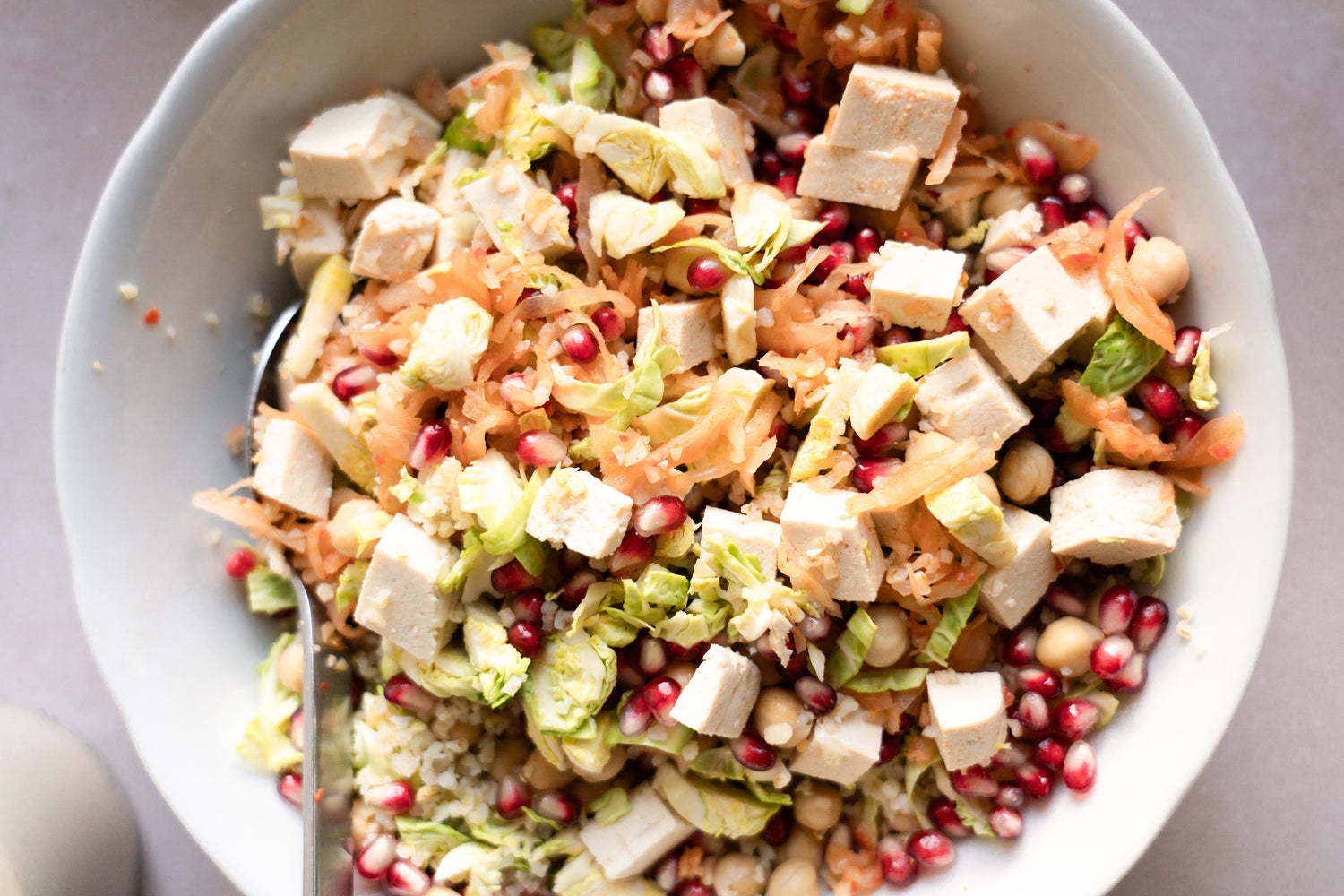 Bulgur-Salat mit Rosenkohl, Feto und smoky jalapeño kraut