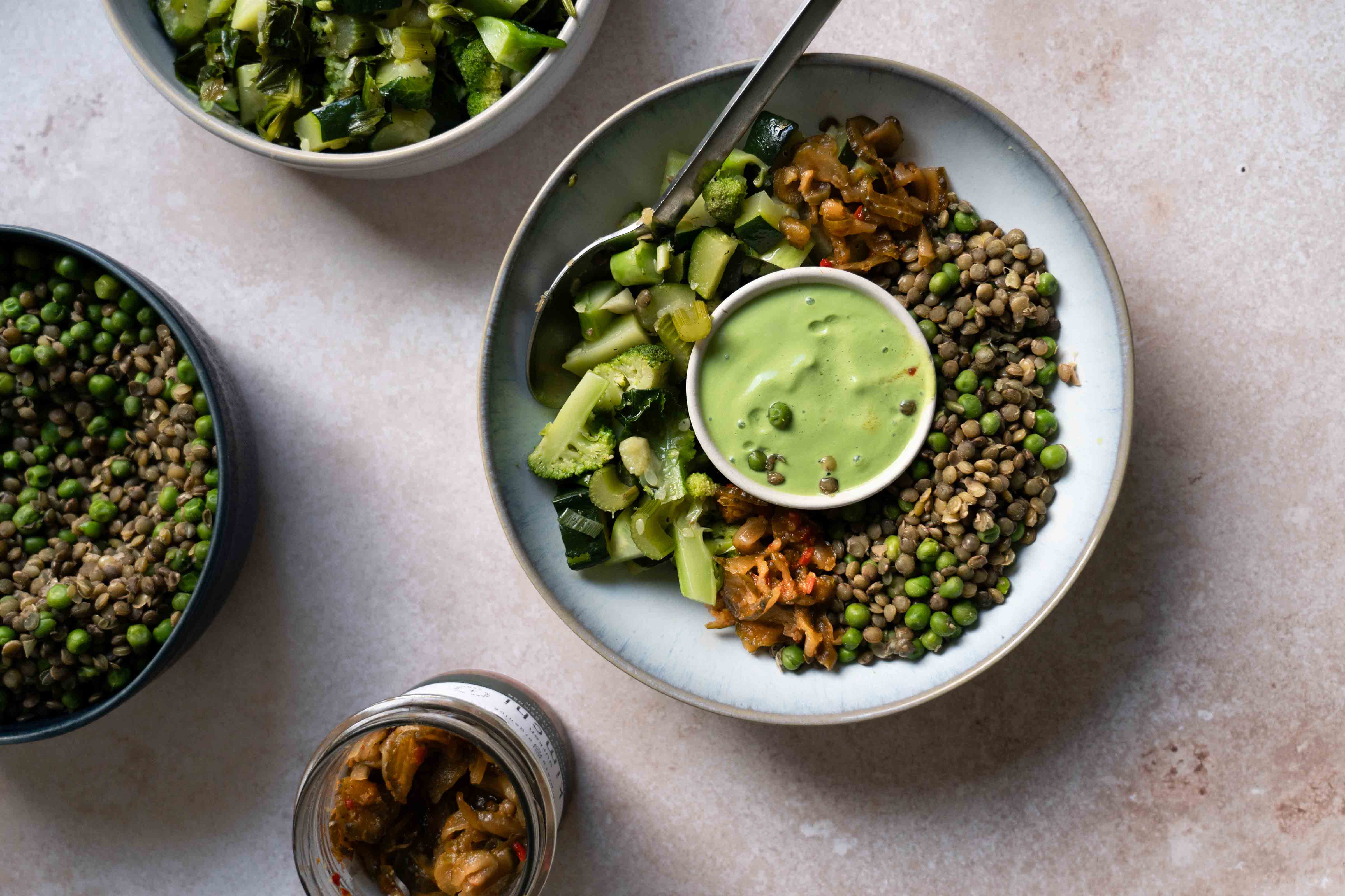 Grüne Bowl mit Kimchi