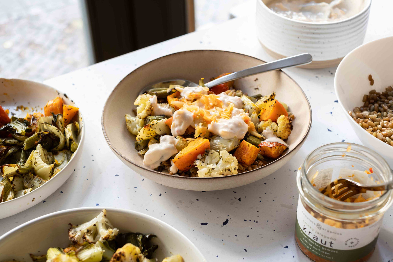 Grünkern-Bowl mit Ofengemüse und smoky jalapeño kraut Dip