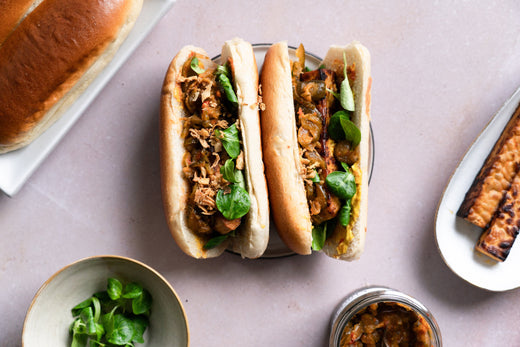 Tempeh-Hot-Dogs mit gurken kimchi