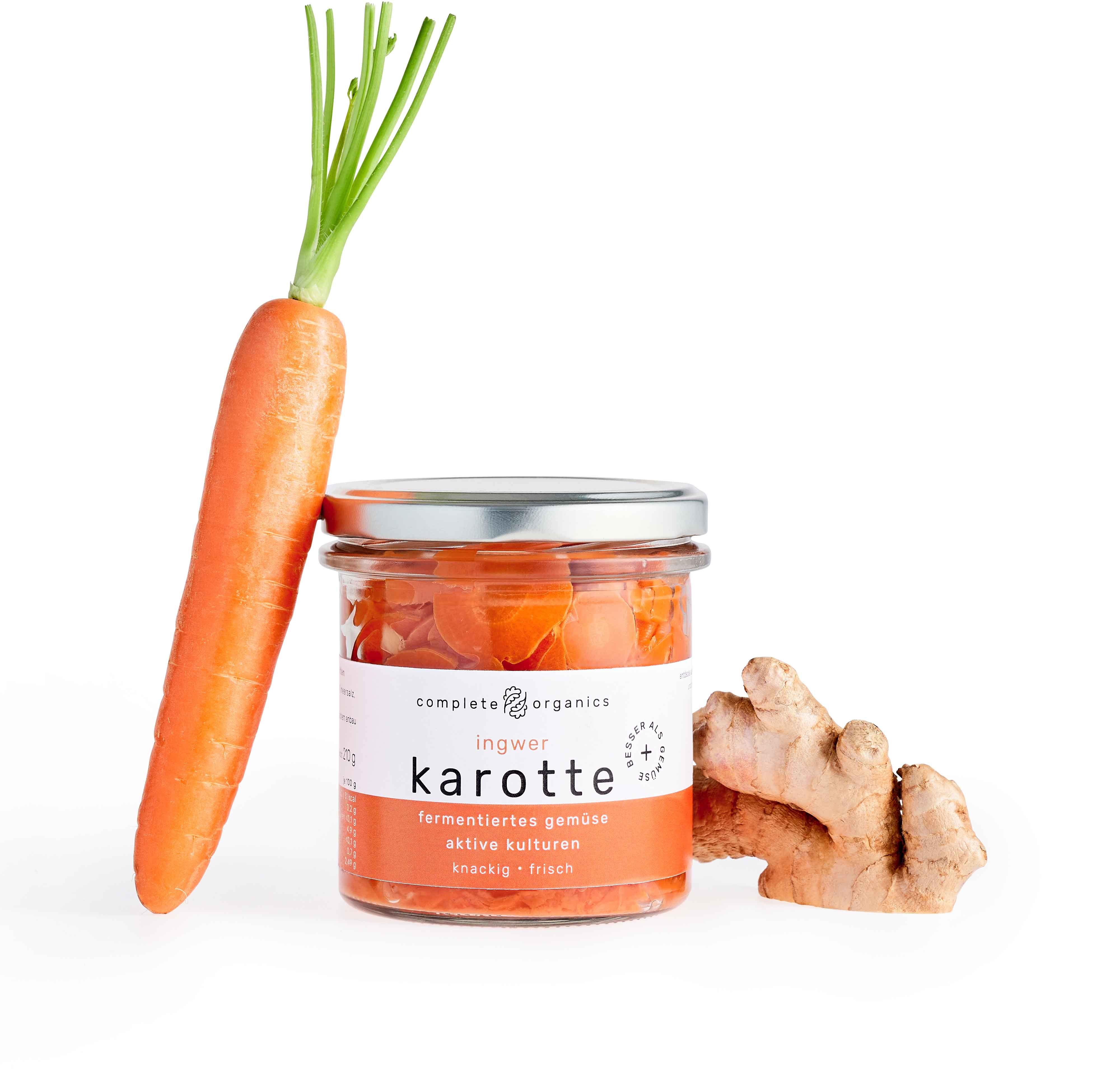 Fermentiertes Karotten Ingwer im Glas mit Karotte und Ingwer im Hintergrund