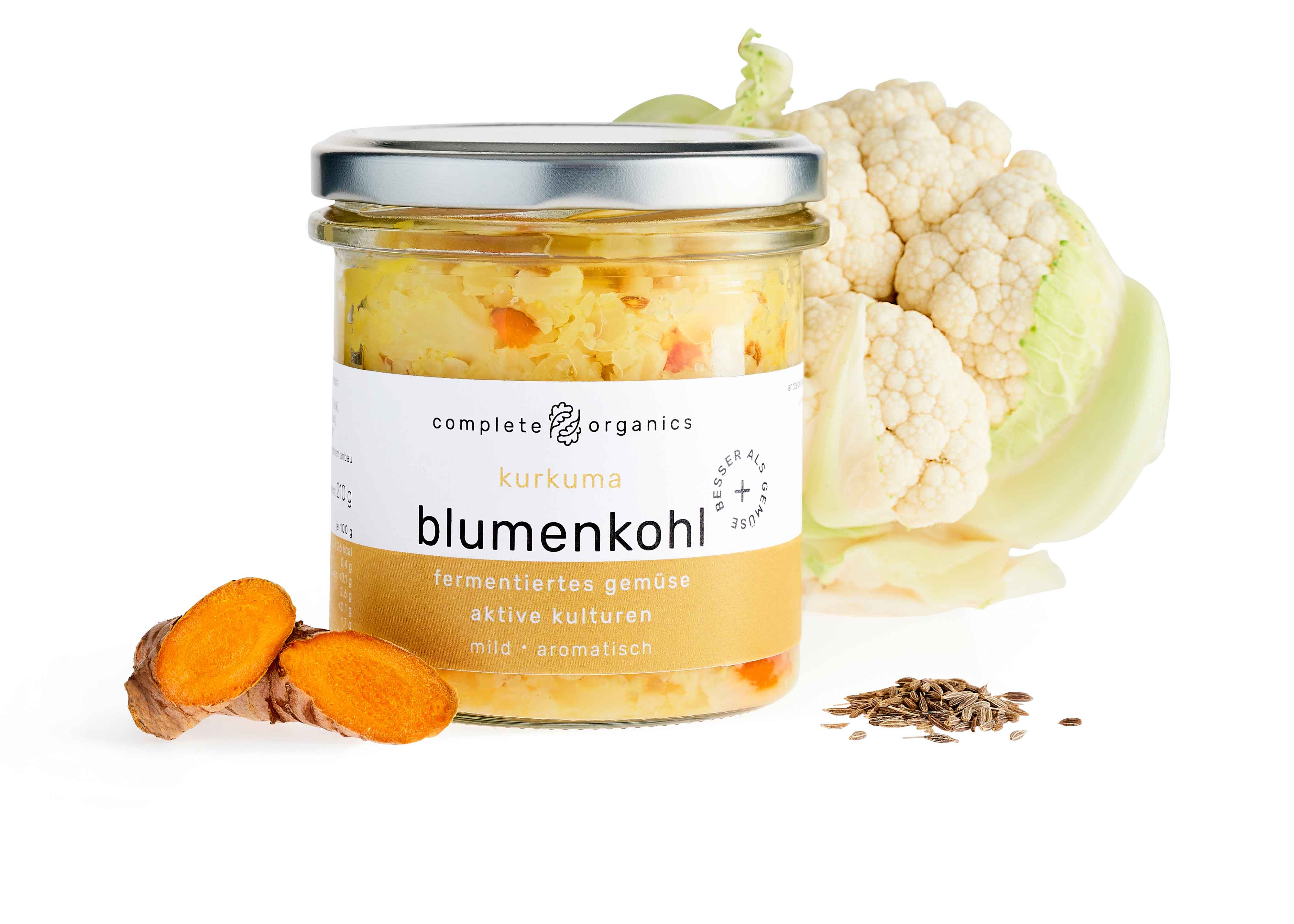 Fermentiertes Kurkuma Blumenkohl im Glas mit Blumenkohl, frischem Kurkuma und Kreuzkümmel im Hintergrund