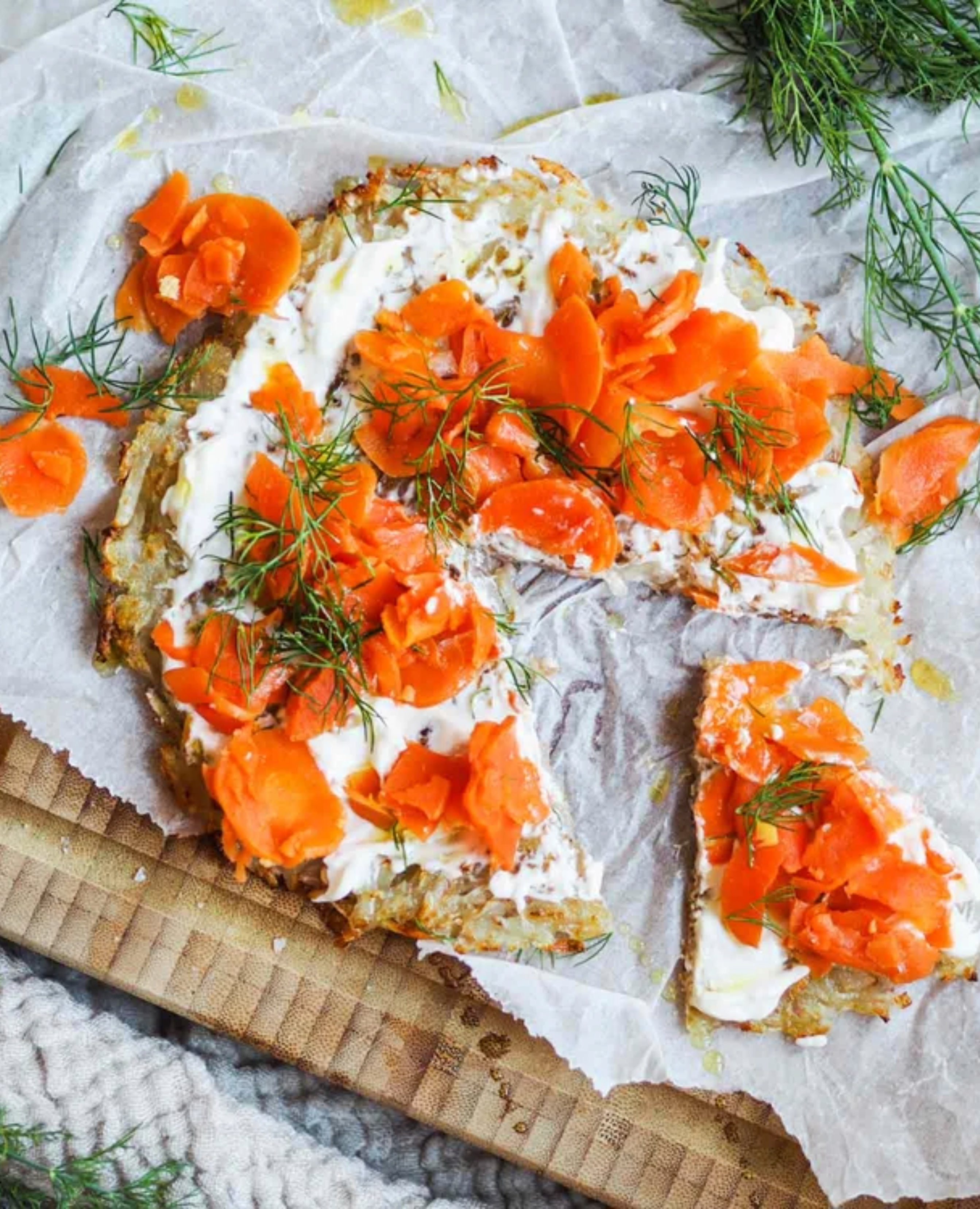 Kartoffelrösti mit fermentierten ingwer karotten auf einem Brett